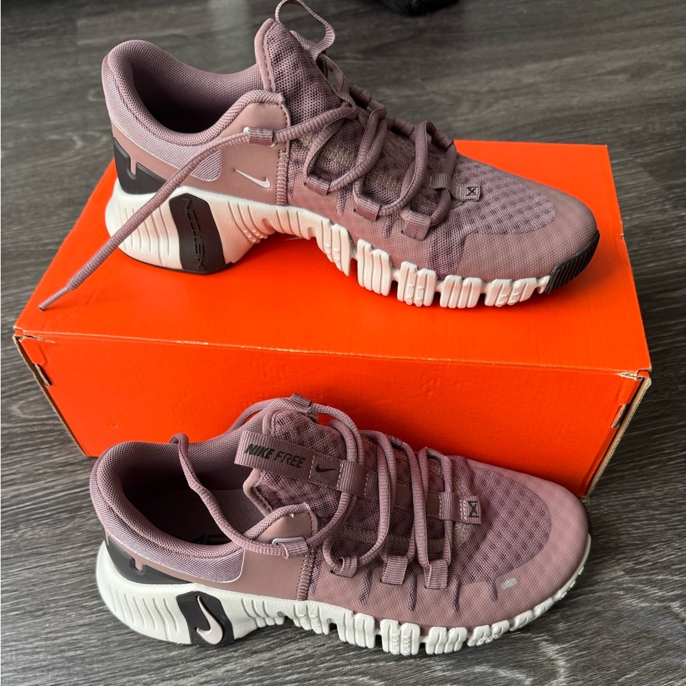 Nike Free Metcon 5 in Smokey Mauve and Platinum